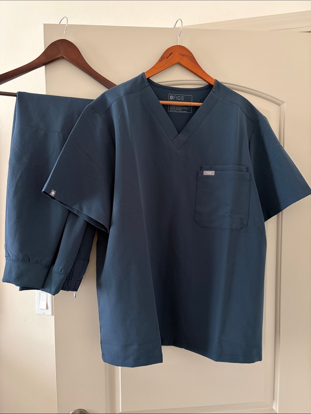 FIGS Men’s Dark Blue V-Neck Scrub Set Top XL and Jogger Bottoms L